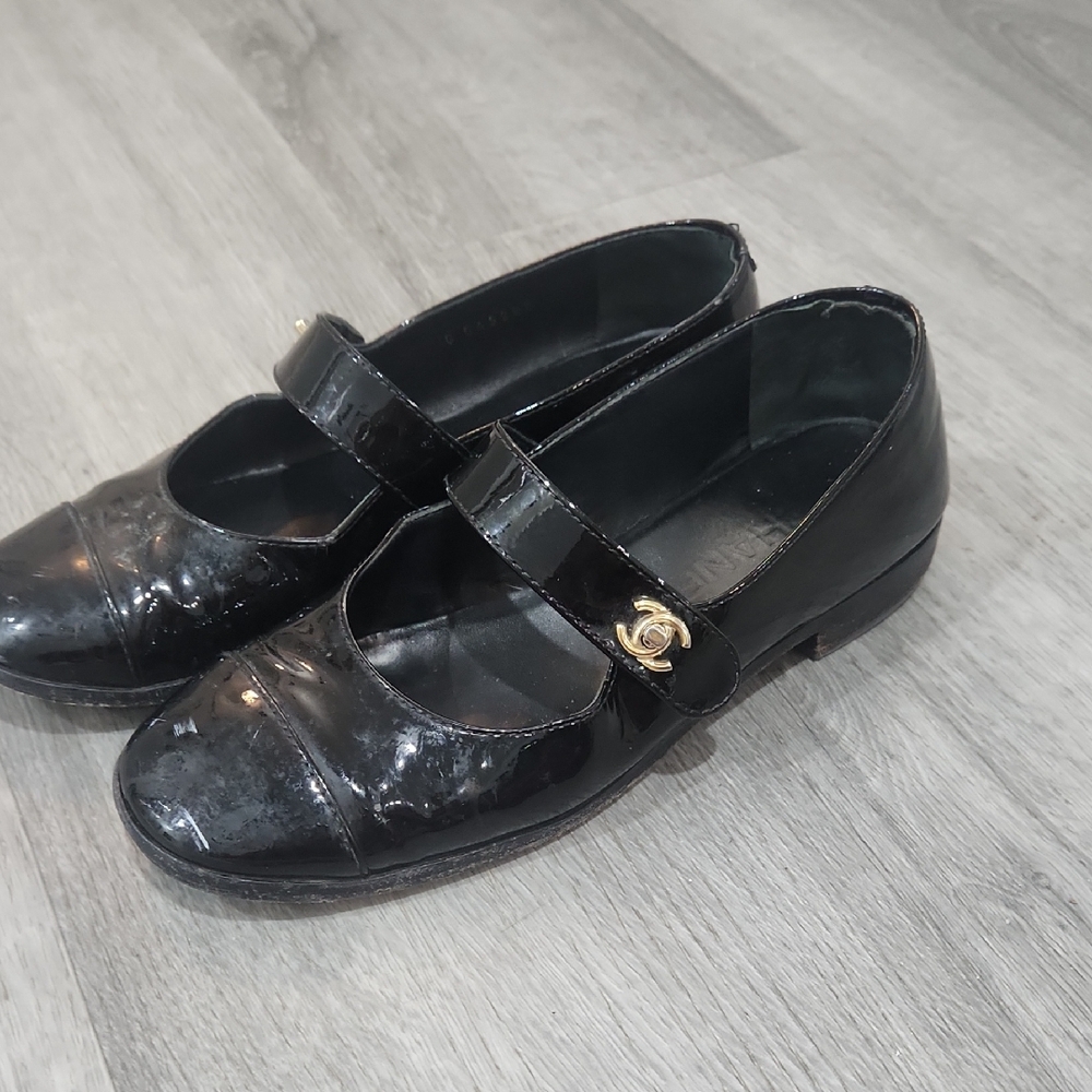 CHANEL Black Patent Leather Flats